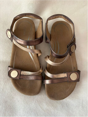 Women's Aetrex Bronze Gold Sandals Size 8